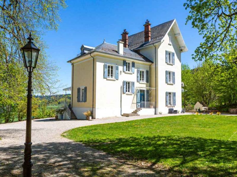 Charmante villa avec jardin verdoyant, idéale pour un séjour relaxant.