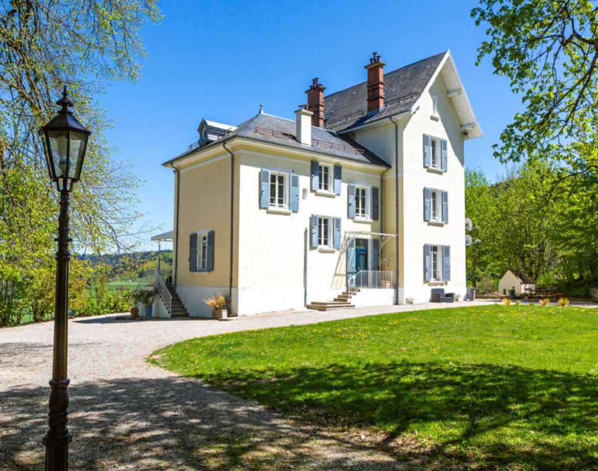 Charmante maison dhôtes en Auvergne, entourée de verdure et baignée de lumière.