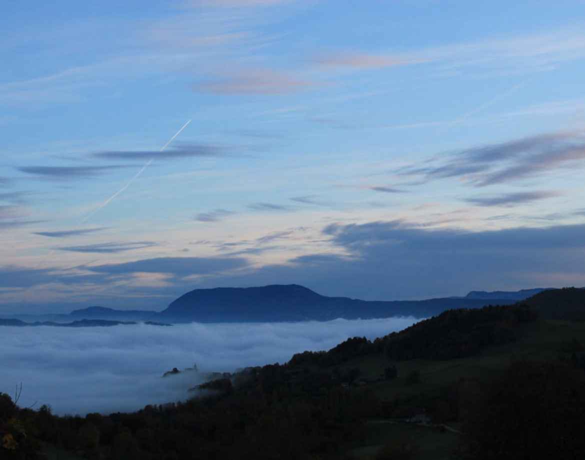 Hébergement insolite en Auvergne-Rhône-Alpes, avec vue panoramique sur les nuages.