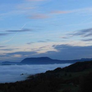 Hébergement insolite en Auvergne-Rhône-Alpes, avec vue panoramique sur les nuages.
