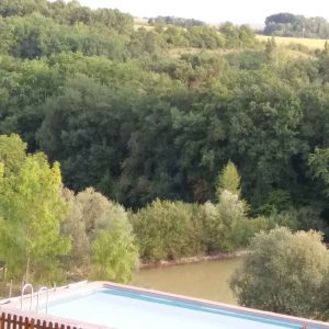 Hébergement insolite en Nouvelle-Aquitaine avec piscine et vue sur la nature verdoyante.