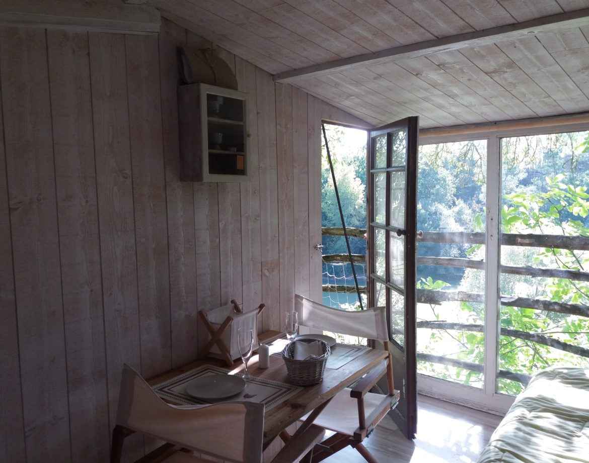 Cabane sur pilotis en Nouvelle-Aquitaine, avec vue sur la nature verdoyante.