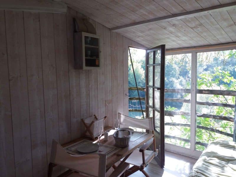 Cabane sur pilotis en Nouvelle-Aquitaine, avec vue sur la nature verdoyante.