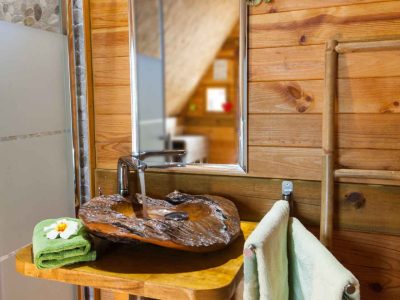 Salle de bain en bois dans un hébergement insolite en Provence-Alpes-Côte dAzur.