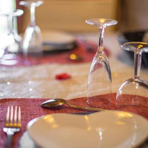 Table élégamment dressée avec des verres retournés dans un hébergement insolite en Provence.
