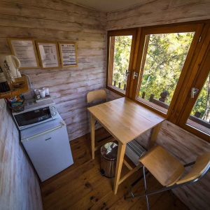 Cabane en bois avec cuisine, vue sur la nature à Provence-Alpes-Côte dAzur.
