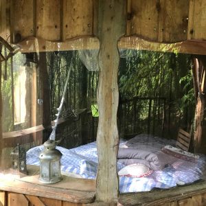 Cabane perchée en Champagne-Ardenne, avec vue sur la nature et un lit douillet.