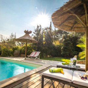Hébergement insolite en Provence-Alpes-Côte dAzur, avec piscine et chaises longues au soleil.