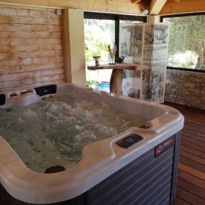 Hébergement insolite en Provence-Alpes-Côte dAzur avec jacuzzi intérieur et vue sur la nature.