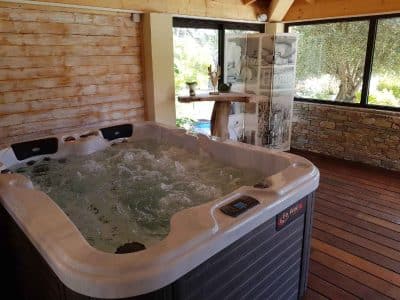 Hébergement insolite en Provence-Alpes-Côte dAzur avec jacuzzi intérieur et vue sur la nature.