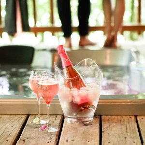 Hébergement insolite à Limousin avec jacuzzi, champagne et ambiance conviviale.
