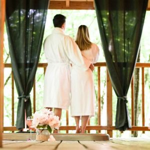 Cabane romantique en Limousin, vue sur la nature depuis un balcon accueillant.