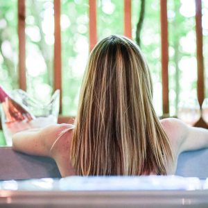 Hébergement insolite à Limousin : baignoire spa avec vue sur la forêt, ambiance relaxante.