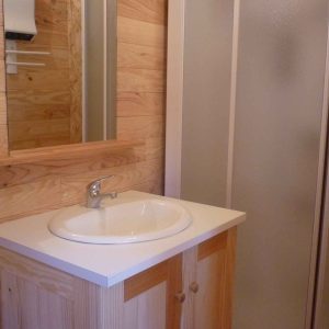 Salle de bain en bois dans un hébergement insolite à Languedoc-Roussillon.