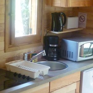 Cuisine équipée dans un chalet en bois, lumineux et chaleureux, en Languedoc-Roussillon.