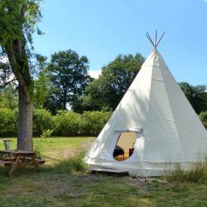 Tipi confortable en Auvergne, entouré de verdure et dun espace détente.