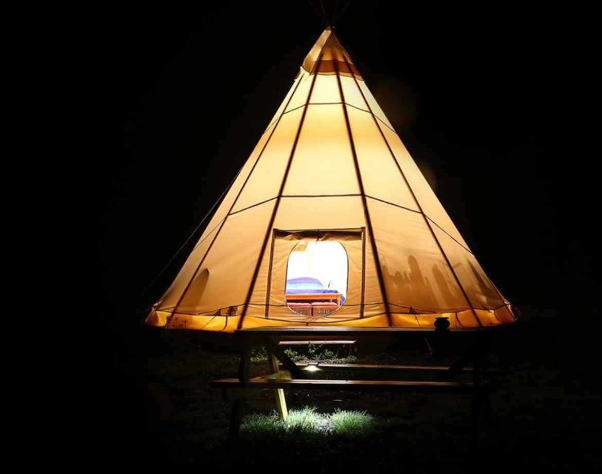 Tipi lumineux en Auvergne, offrant une expérience unique sous les étoiles.