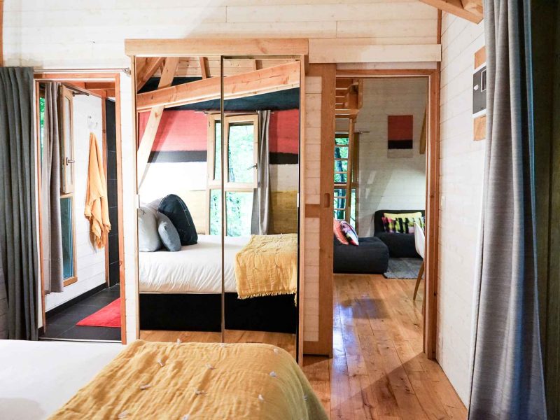 Chalet moderne avec des murs en bois et un espace lumineux, idéal pour se détendre.