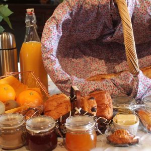 Panier gourmand avec viennoiseries et jus, hébergement insolite en Limousin.