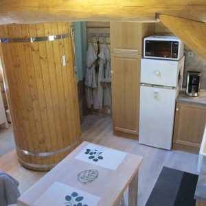 Hébergement insolite en Champagne-Ardenne, intérieur en bois avec cuisine moderne.