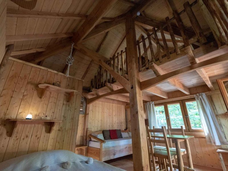 Cabane en bois cosy avec mezzanine et vue sur la nature en Auvergne-Rhône-Alpes.