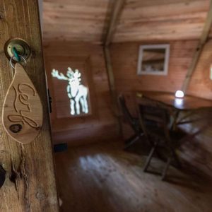 Hébergement insolite en Auvergne-Rhône-Alpes : cabane en bois avec vue sur un décor naturel.