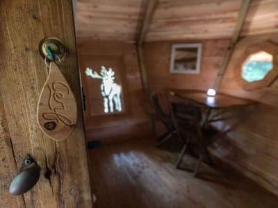 Hébergement insolite en Auvergne-Rhône-Alpes : cabane en bois avec vue sur un décor naturel.
