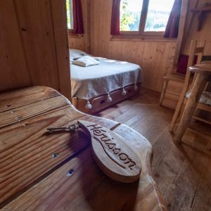 Chalet en bois chaleureux avec vue sur la nature, idéal pour un séjour relaxant.