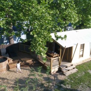 Hébergement insolite en toile avec jacuzzi, entouré de verdure en Provence-Alpes-Côte dAzur.