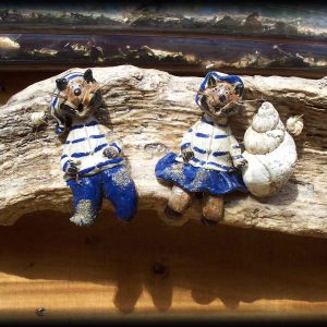 Hébergement insolite en Basse-Normandie avec décorations en céramique sur bois flotté.