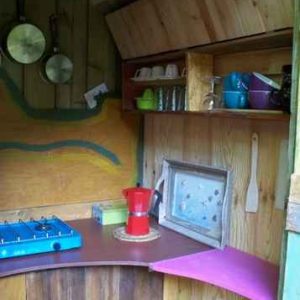 Cabane en bois à Basse-Normandie avec cuisine équipée et décor chaleureux.