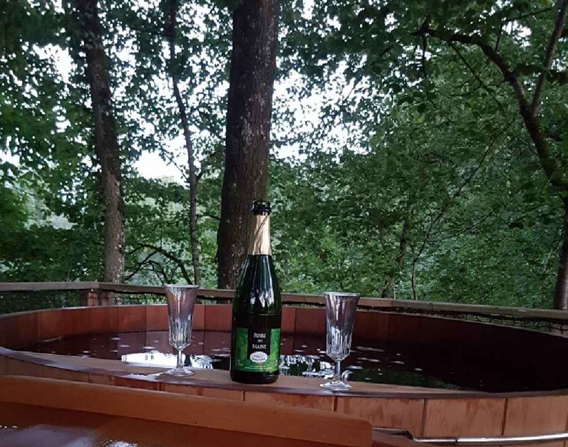 Hébergement insolite en Pays de la Loire avec jacuzzi en bois et champagne.