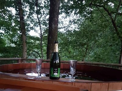 Hébergement insolite en Pays de la Loire avec jacuzzi en bois et champagne.