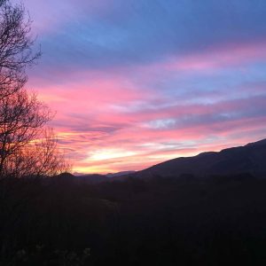 Hébergement insolite en Aquitaine avec vue imprenable sur un coucher de soleil coloré.