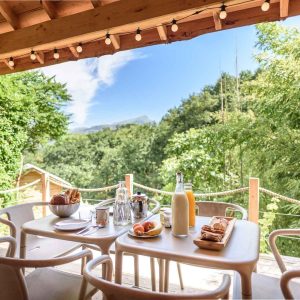 Cabane perchée en Aquitaine avec vue sur la nature et petit-déjeuner en terrasse.