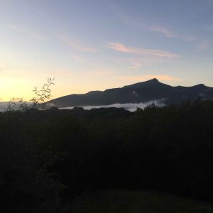 Hébergement insolite en Aquitaine avec vue panoramique sur les montagnes au coucher du soleil.
