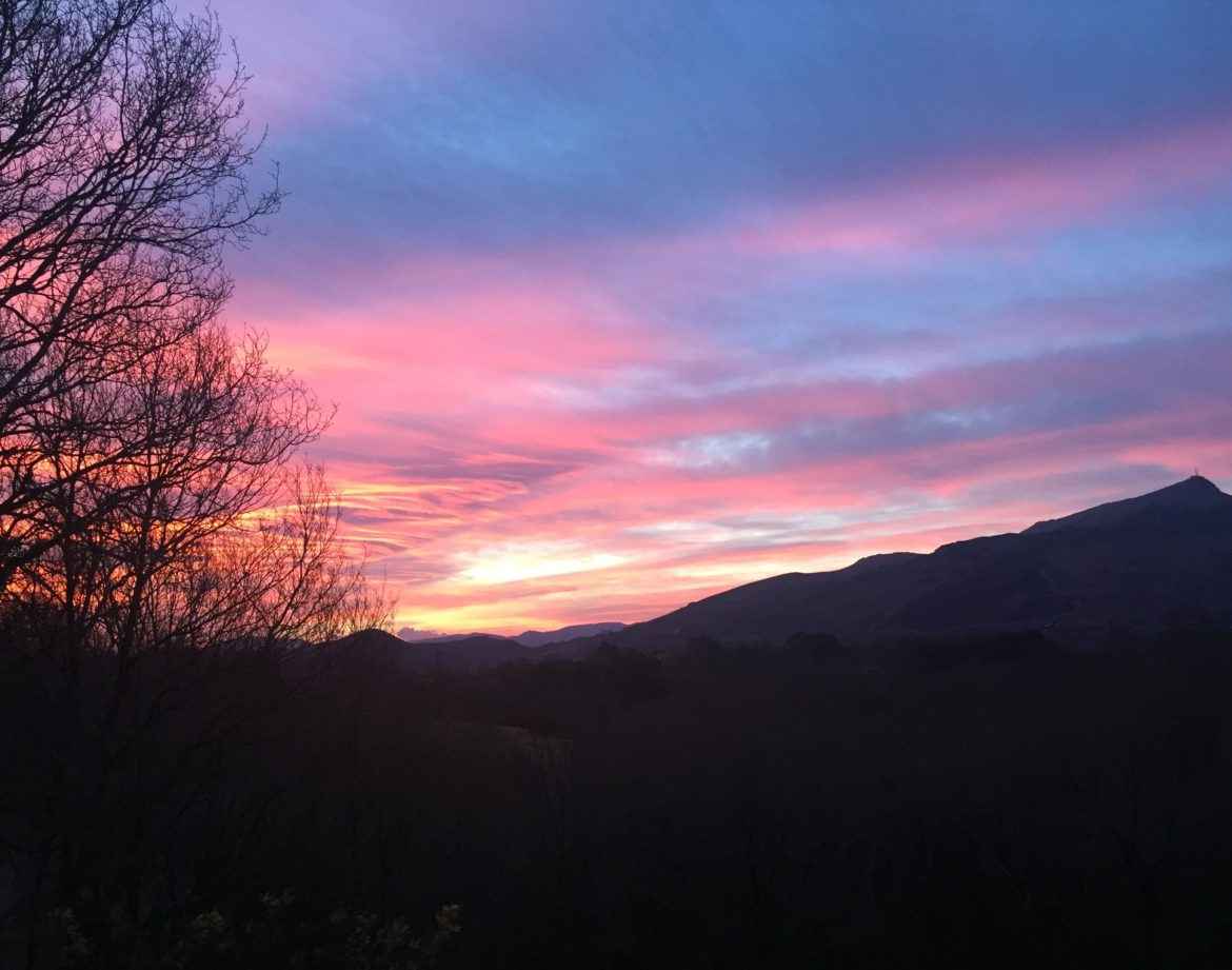 Coucher de soleil spectaculaire sur un hébergement insolite en Aquitaine.