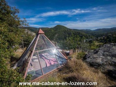 Cabane en verre avec vue panoramique sur les montagnes du Languedoc-Roussillon.