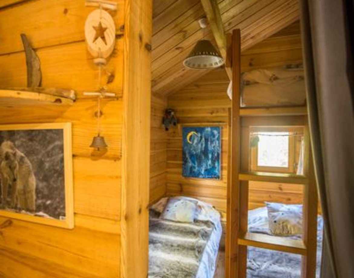 Cabane en bois dans le Languedoc-Roussillon, avec une échelle menant à un lit douillet.
