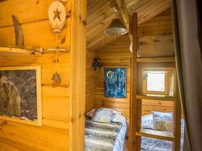 Cabane en bois dans le Languedoc-Roussillon, avec une échelle menant à un lit douillet.