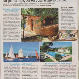 Hébergement insolite en Basse-Normandie : cabane en bois entourée de verdure.