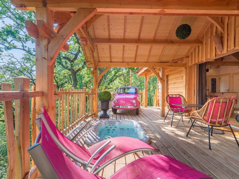 Chalet en bois avec terrasse, jacuzzi et vue sur la nature. Parfait pour se détendre.