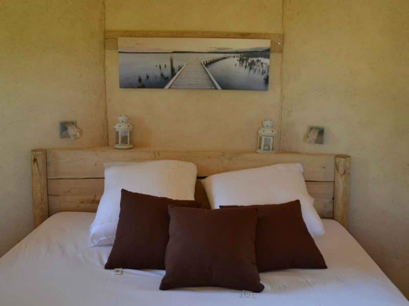 Chambre dhôtes cosy avec lit douillet et décor apaisant.