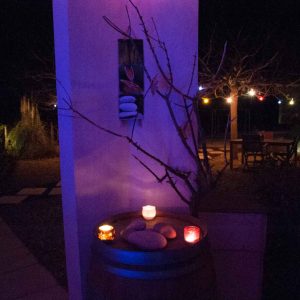 Hébergement insolite en Provence-Alpes-Côte dAzur, ambiance nocturne avec bougies.