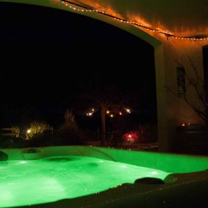 Hébergement insolite en Provence-Alpes-Côte dAzur avec jacuzzi lumineux sous les étoiles.