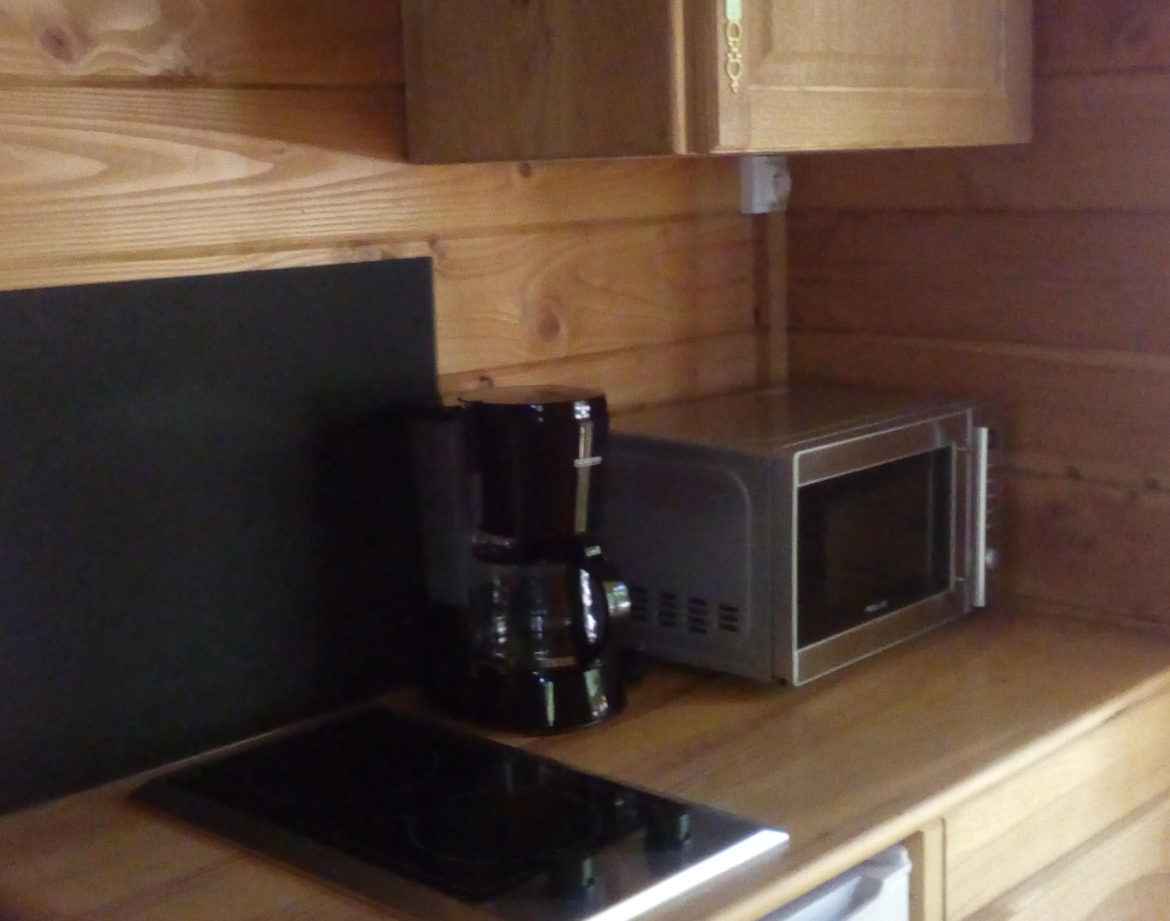 Hébergement insolite en bois à Languedoc-Roussillon, avec cuisine équipée et moderne.