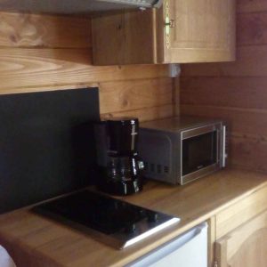 Hébergement insolite en bois à Languedoc-Roussillon, avec cuisine équipée et moderne.