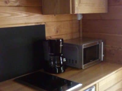 Hébergement insolite en bois à Languedoc-Roussillon, avec cuisine équipée et moderne.