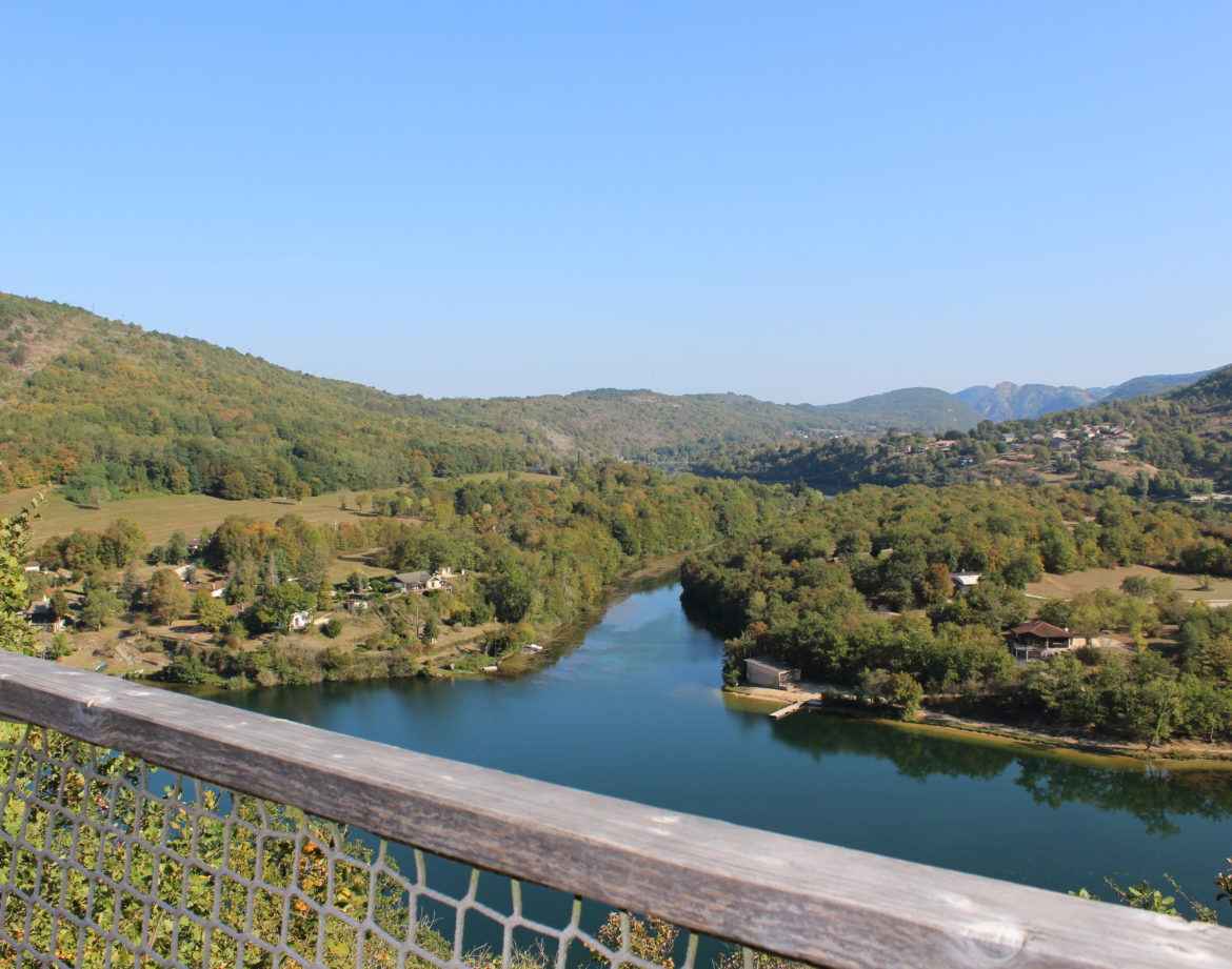 Hébergement insolite en Auvergne-Rhône-Alpes avec vue panoramique sur la rivière.