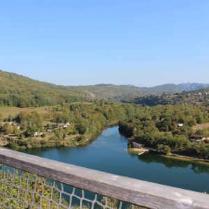 Hébergement insolite en Auvergne-Rhône-Alpes avec vue panoramique sur la rivière.